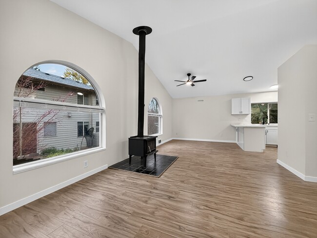 Building Photo - 5502 NE 10th St