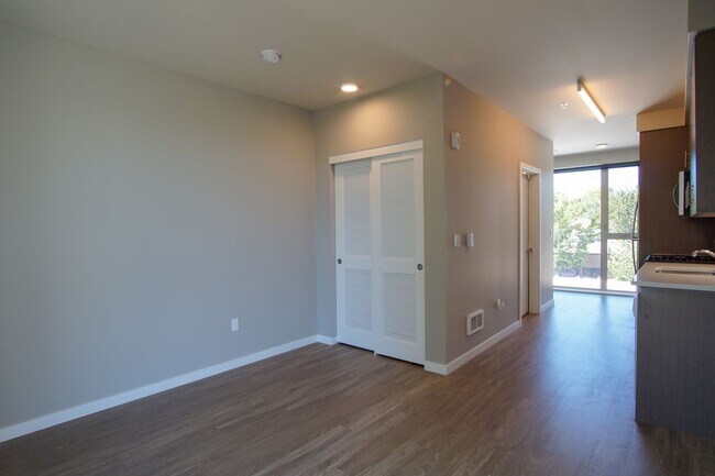 Foto del edificio - Sellwood 3rd Floor-Studio w W/D Ready Late...