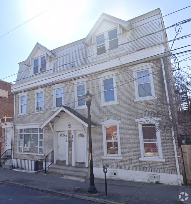 Building Photo - 620 W Chew St