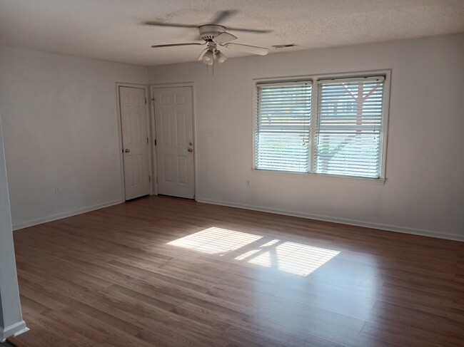 Building Photo - 1425 Sharon Dr