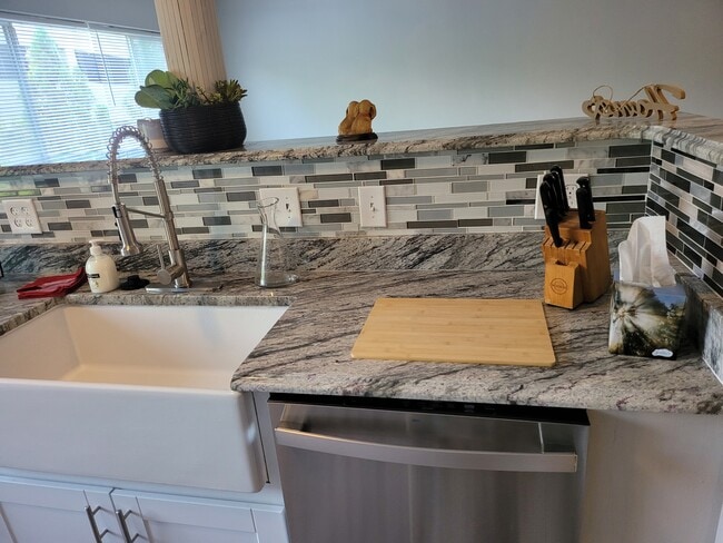 Kitchen - 91 Rumson Rd NE