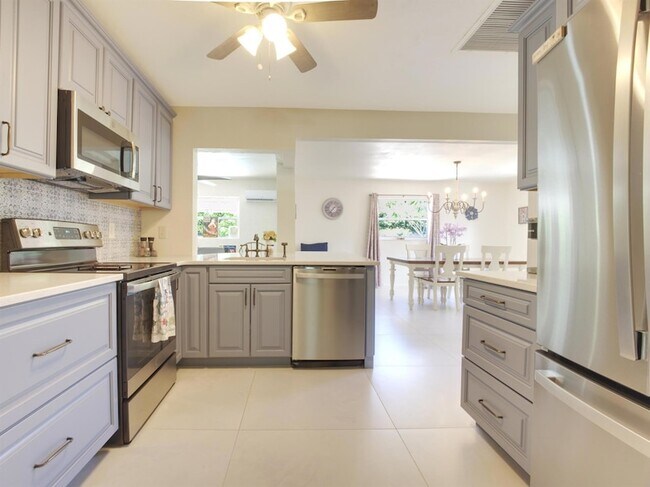Building Photo - 218 S Sequoia Dr