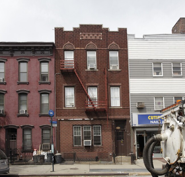 Foto del edificio - 725 Metropolitan Ave