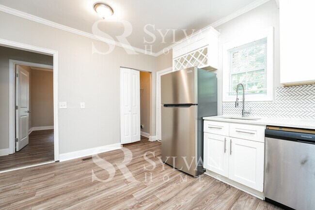 Building Photo - Discover Comfort and Convenience