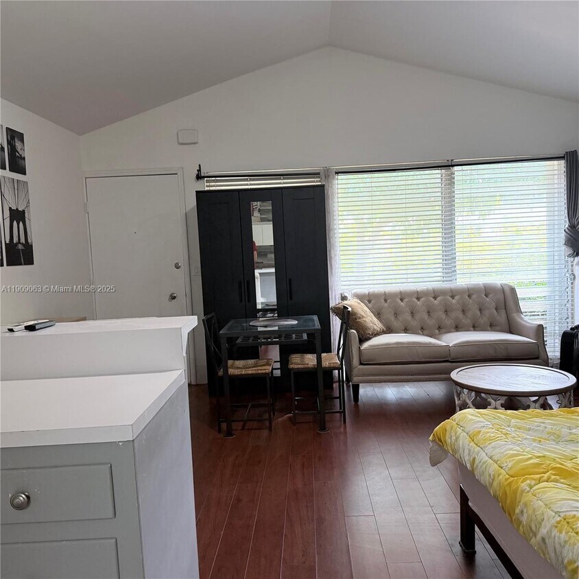 Foto principal - 2633 NE 32nd St