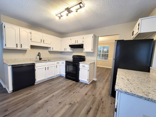 Foto del edificio - Large 2 Story Near The Airport and I-485