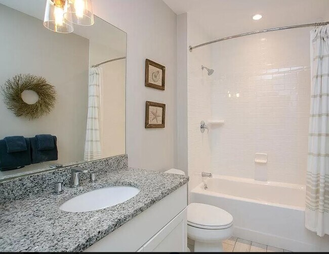 Guest Bathroom - 32 Carey St