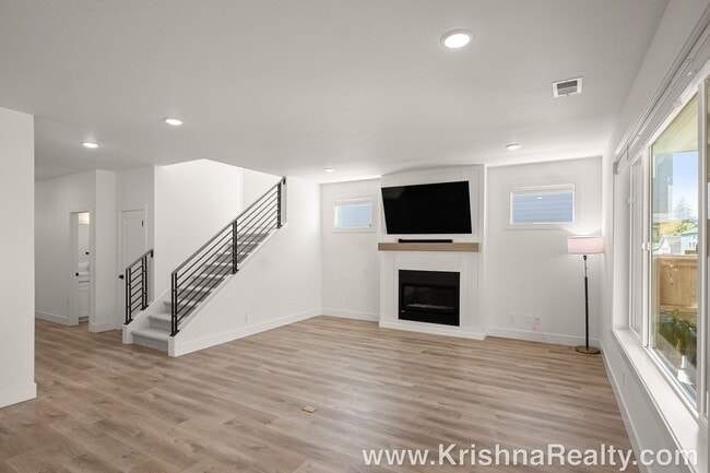 Building Photo - Stunning Modern Farmhouse Style 4 BD* 3 BA...