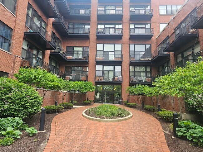Foto del edificio - 2323 W Pershing Rd