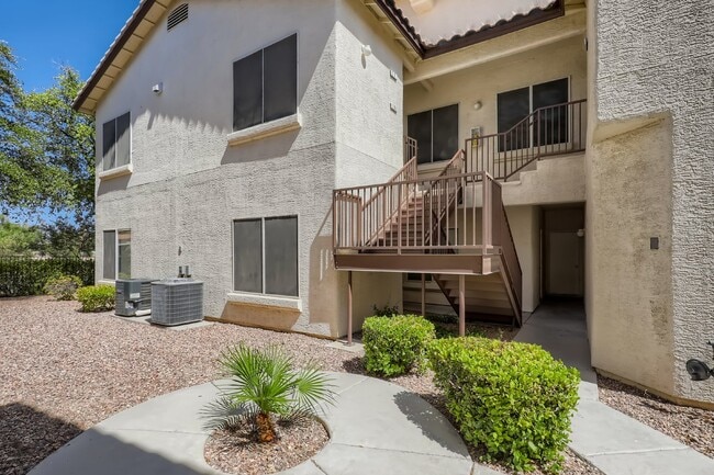 Foto del edificio - Discover this spacious and well-appointed 2-bedroom + office/den, 2-bath condo located in the hig...