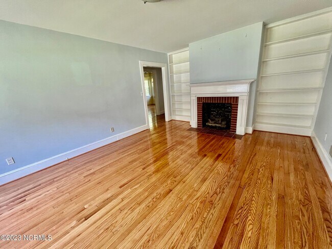 Building Photo - 3340 S Davis Dr