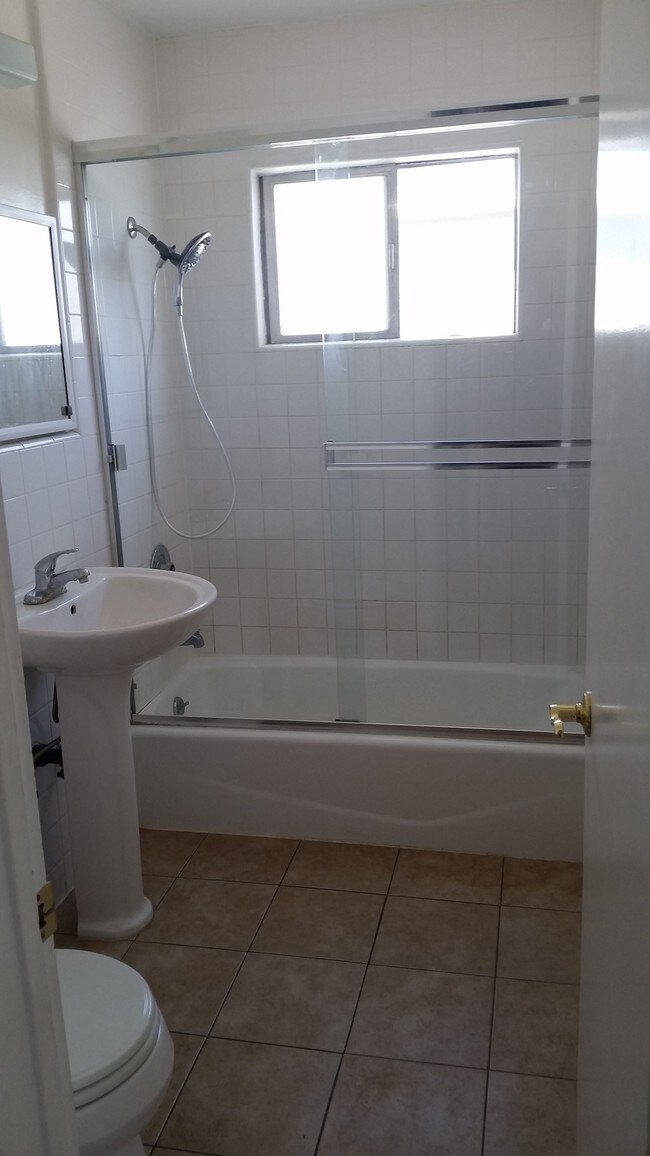 Baño - 6610 Whitsett Ave