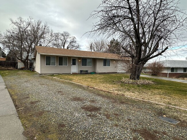 Building Photo - Beautiful 3 Bedroom, 2 Bath Home with One-...