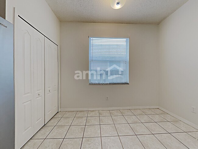 Building Photo - 623 Horseman Dr