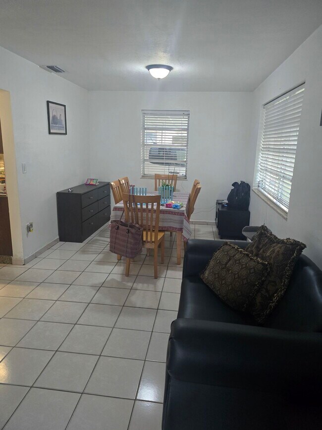 Building Photo - 464 E 50th St