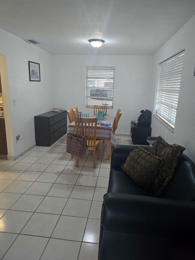 Photo - 464 E 50th St House