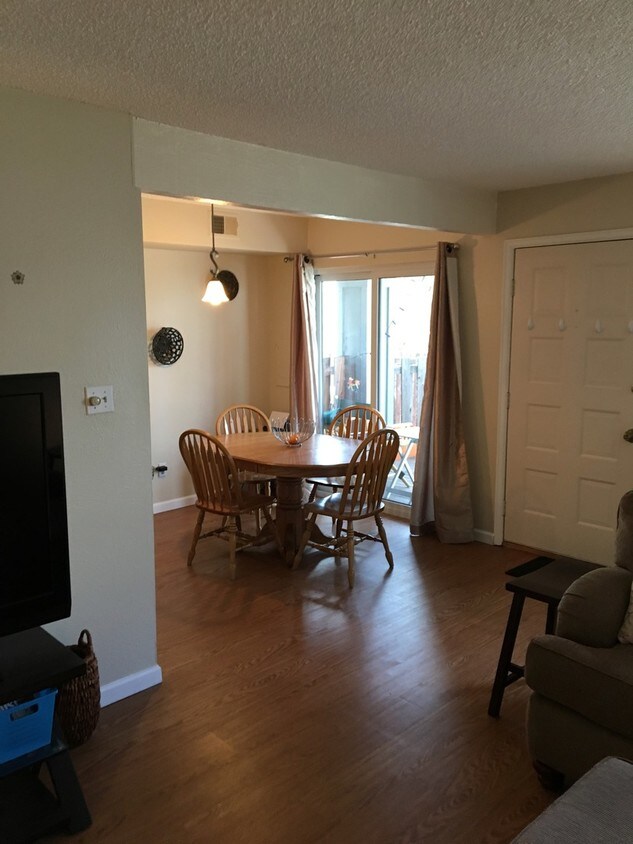 Primary Photo - 1121 Monroe Dr