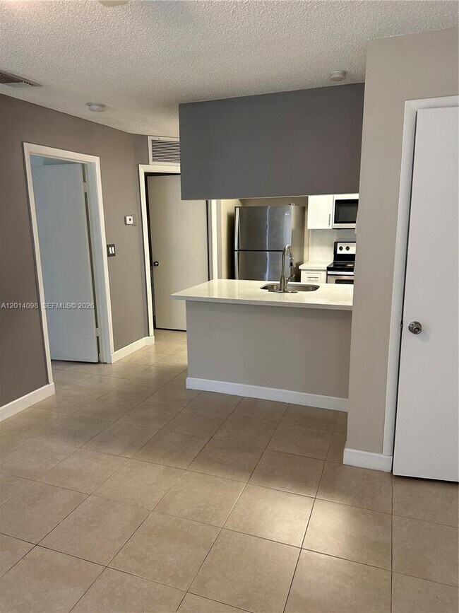 Foto del edificio - 17325 NW 67th Ct