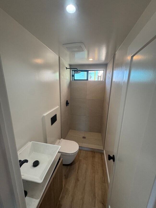 Foto del edificio - AMAZING NEW CONSTRUCTION UNIT NEAR DOWNTOWN