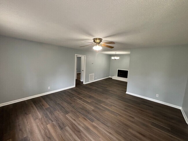 Building Photo - 682 Debbie Dr