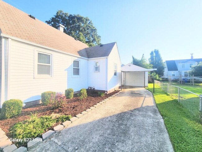 Building Photo - 3536 Bapaume Ave