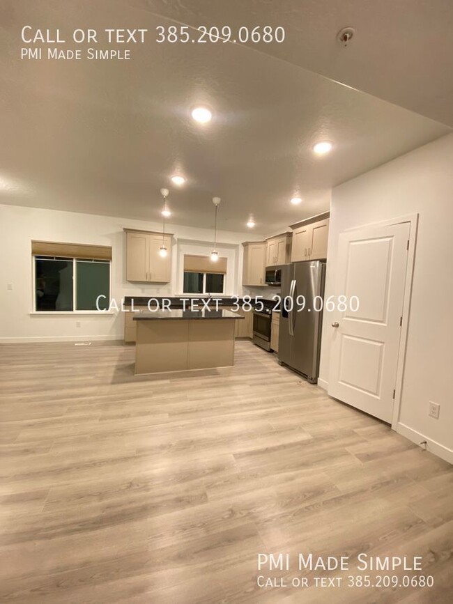 Foto del edificio - Clear and Bright, Newer Townhome in Rivert...