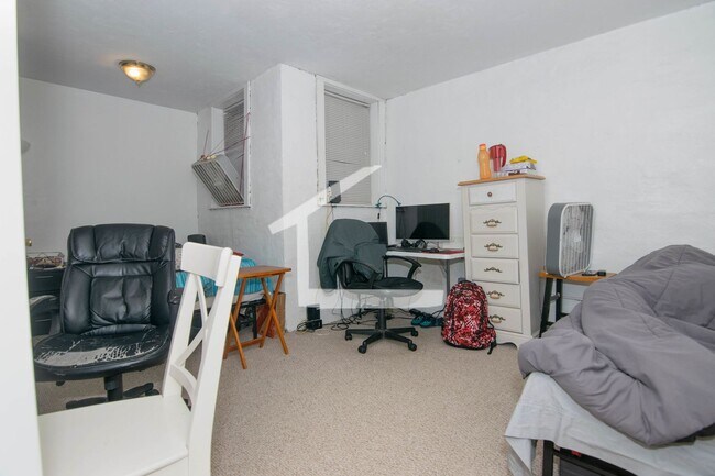 Foto del edificio - Central Location Steps from the T Stop. He...