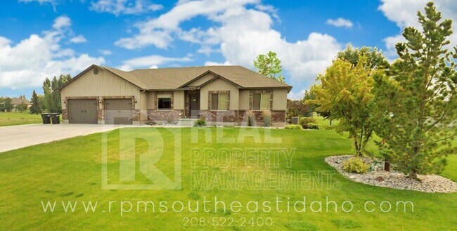 Building Photo - Large & Beautiful 6 Bedroom, 3 Bathroom Ho...