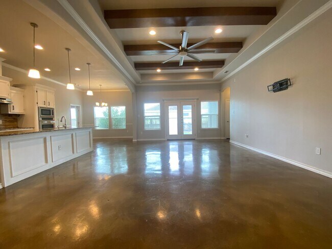 Foto del edificio - GORGEOUS 4BDRM WITH 3 CAR GARAGE