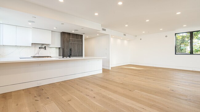 Building Photo - 614 5th Ave