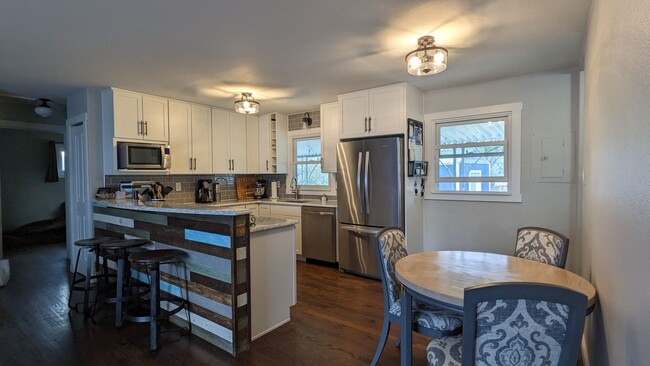 Foto del edificio - BEAUTIFUL MODERN 3 BED/2 BATH RANCHER IN E...