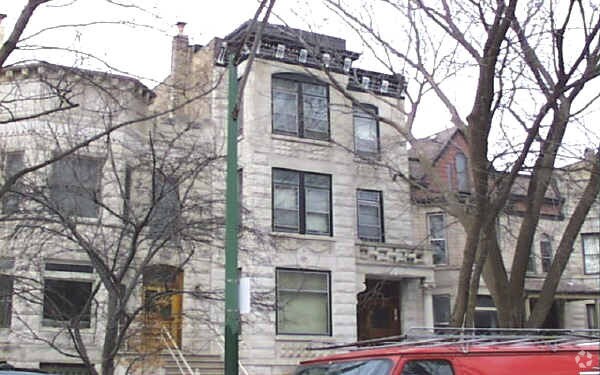 Building Photo - 2528 N Burling St