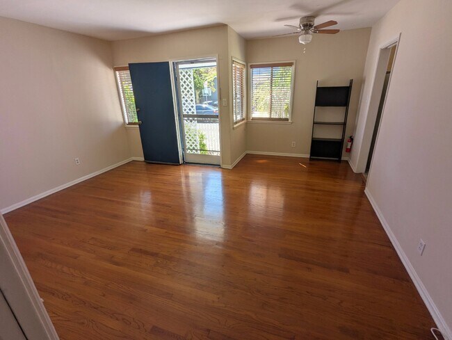 Building Photo - 3351 Caroline Ave