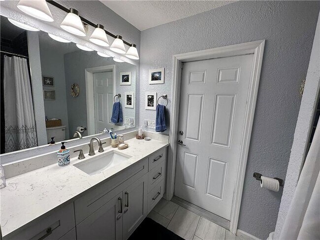Foto del edificio - 5052 Woodstone Cir W