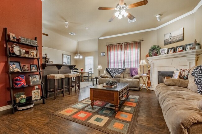 Building Photo - Welcome to this charming 3-bedroom, 2-bath...