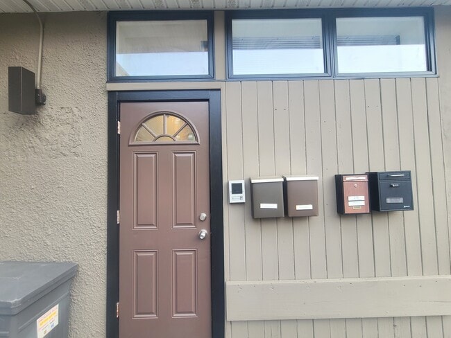Entrance - 35 Pangborn Pl