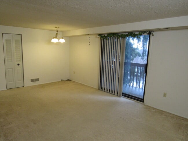 Building Photo - 27614 Evergreen Run