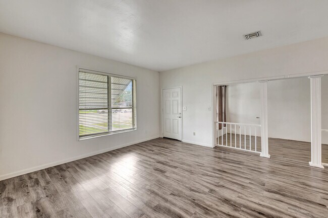 Building Photo - 225 NE Prima Vista Blvd