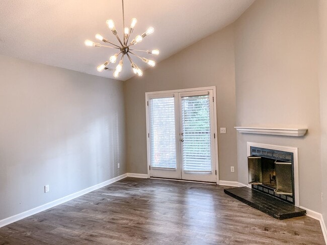 Building Photo - Charming 2 Bed, 2 Bath Triplex in Fayettev...