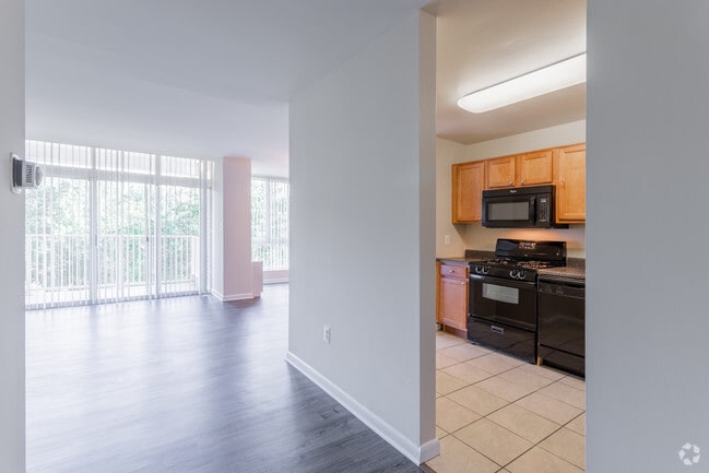 2 BR, 2 BA - 825 SF - Charlestowne North Apartments