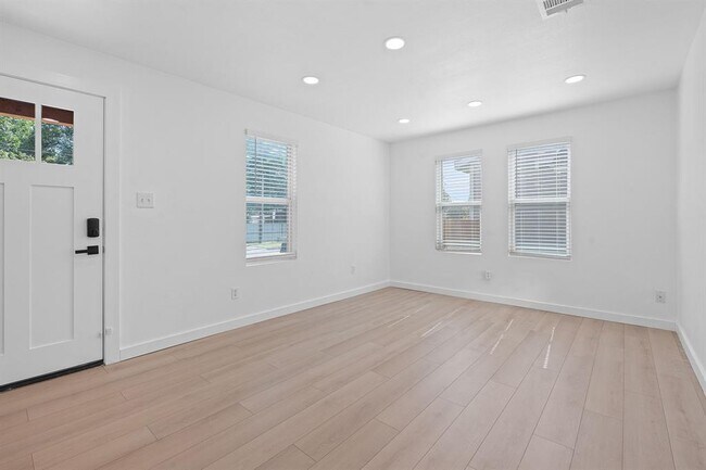 Foto del edificio - 1503 E 2nd St