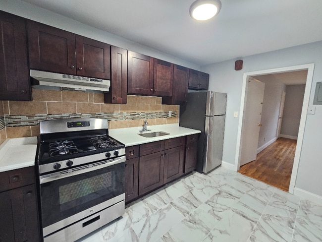 Building Photo - 353 S Center St