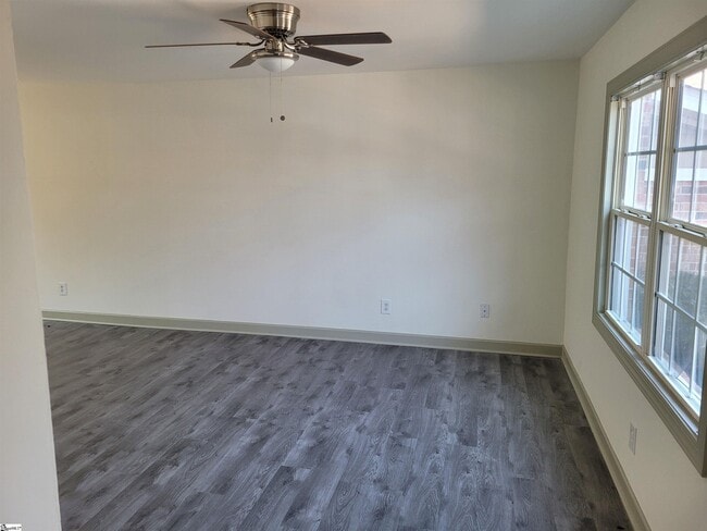 Foto del edificio - 202 Emerald Park Ct