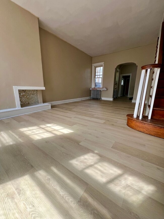 Foto del edificio - Spacious 3-Bedroom Townhome in Port Richmond! Available mid-April!