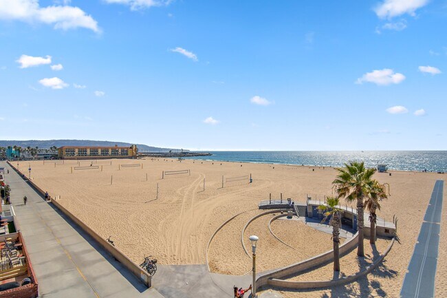 Overlooking The Beach - 204 The Strand