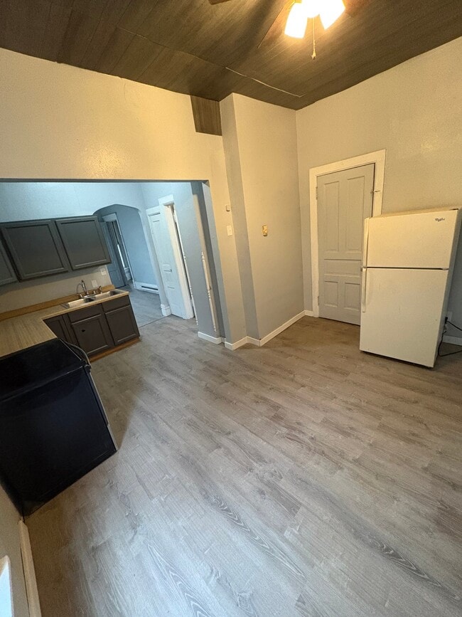 Building Photo - 603 Albion Ave