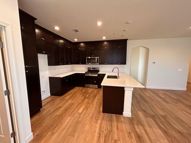 Building Photo - Beautiful home for rent in gated community in Visalia