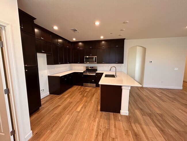 Foto del edificio - Beautiful home for rent in gated community in Visalia