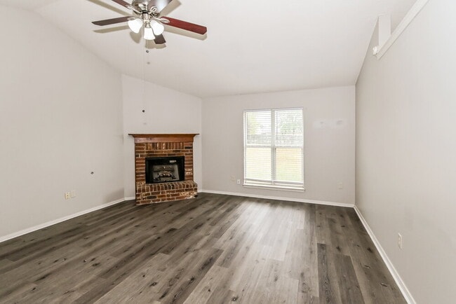 Building Photo - 6314 Oak Run Dr E