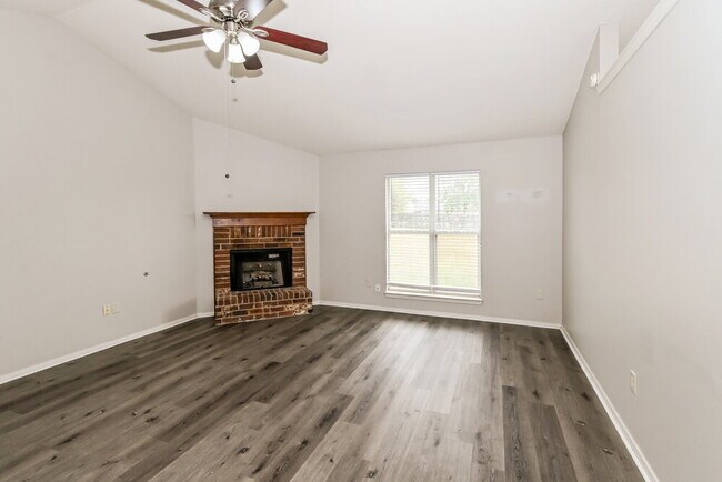 Foto del edificio - 6314 Oak Run Dr E